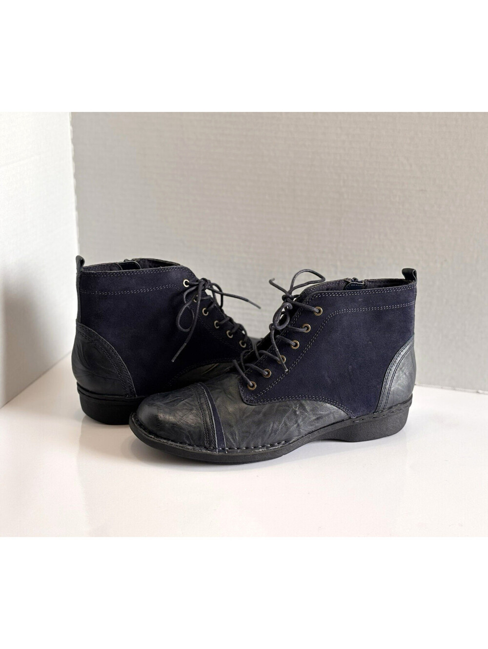 Clarks Whistle Watch Ankle Booties Women's 9M Navy Suede Cap Toe Lace Up Zip